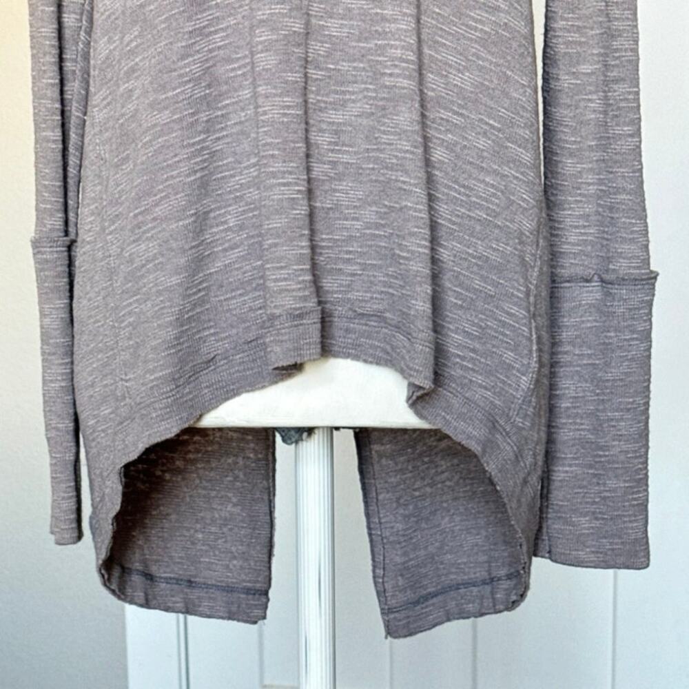 Free People We The Free Turtle Neck Slit Back Hi-Lo Sweater Size XS Taupe - Picture 9 of 14